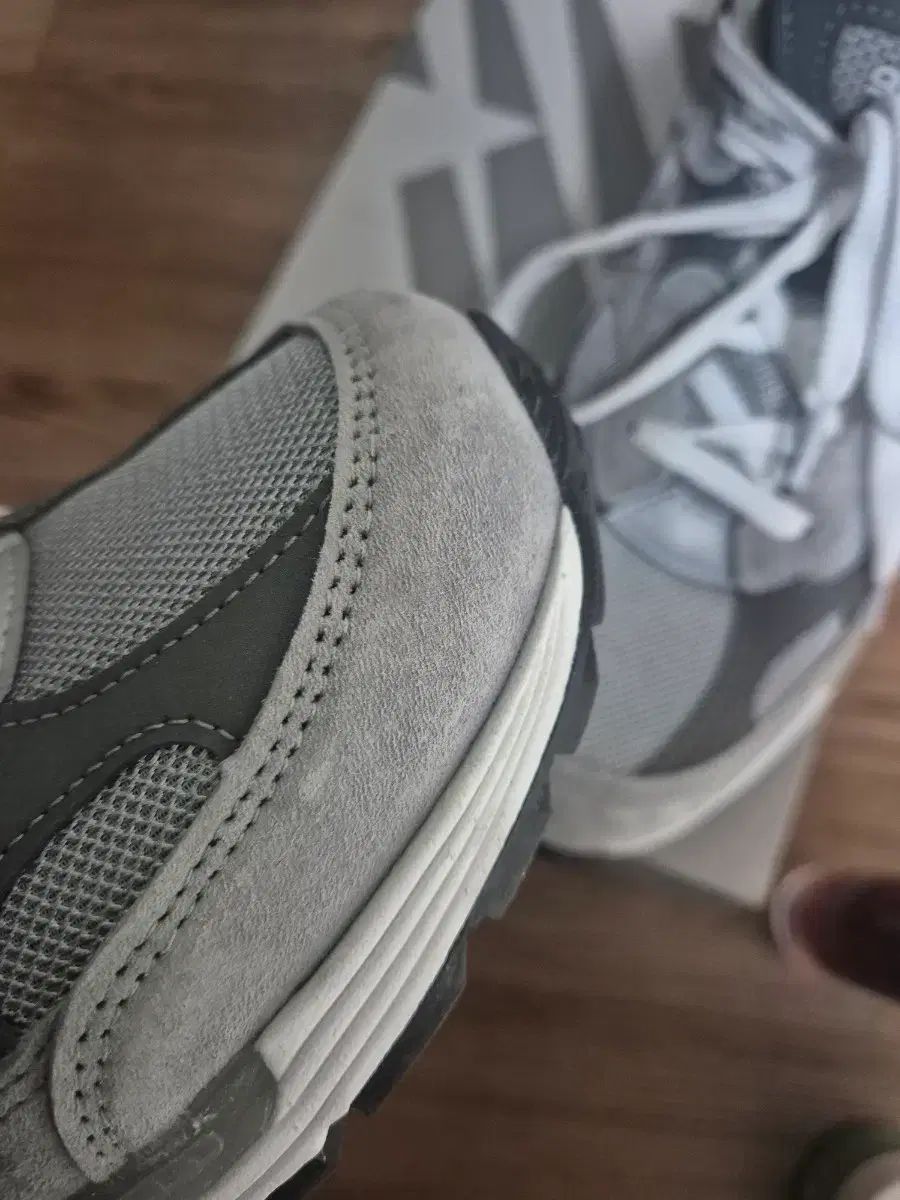 グレー スニーカー