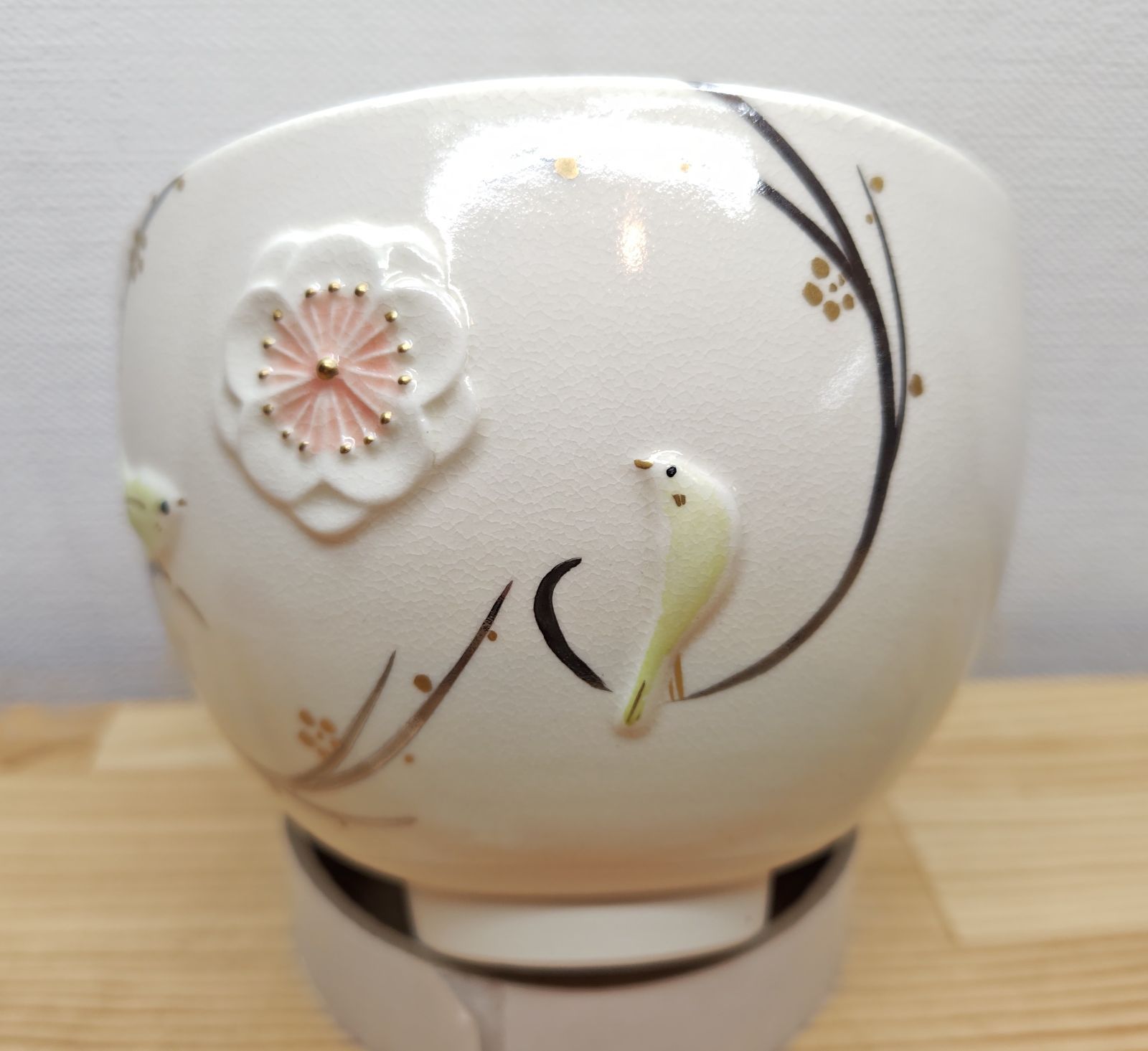 逢絢亭・新品】茶道具 茶碗 京焼 浮彫 梅に鶯の絵 今岡三四郎 共箱入り