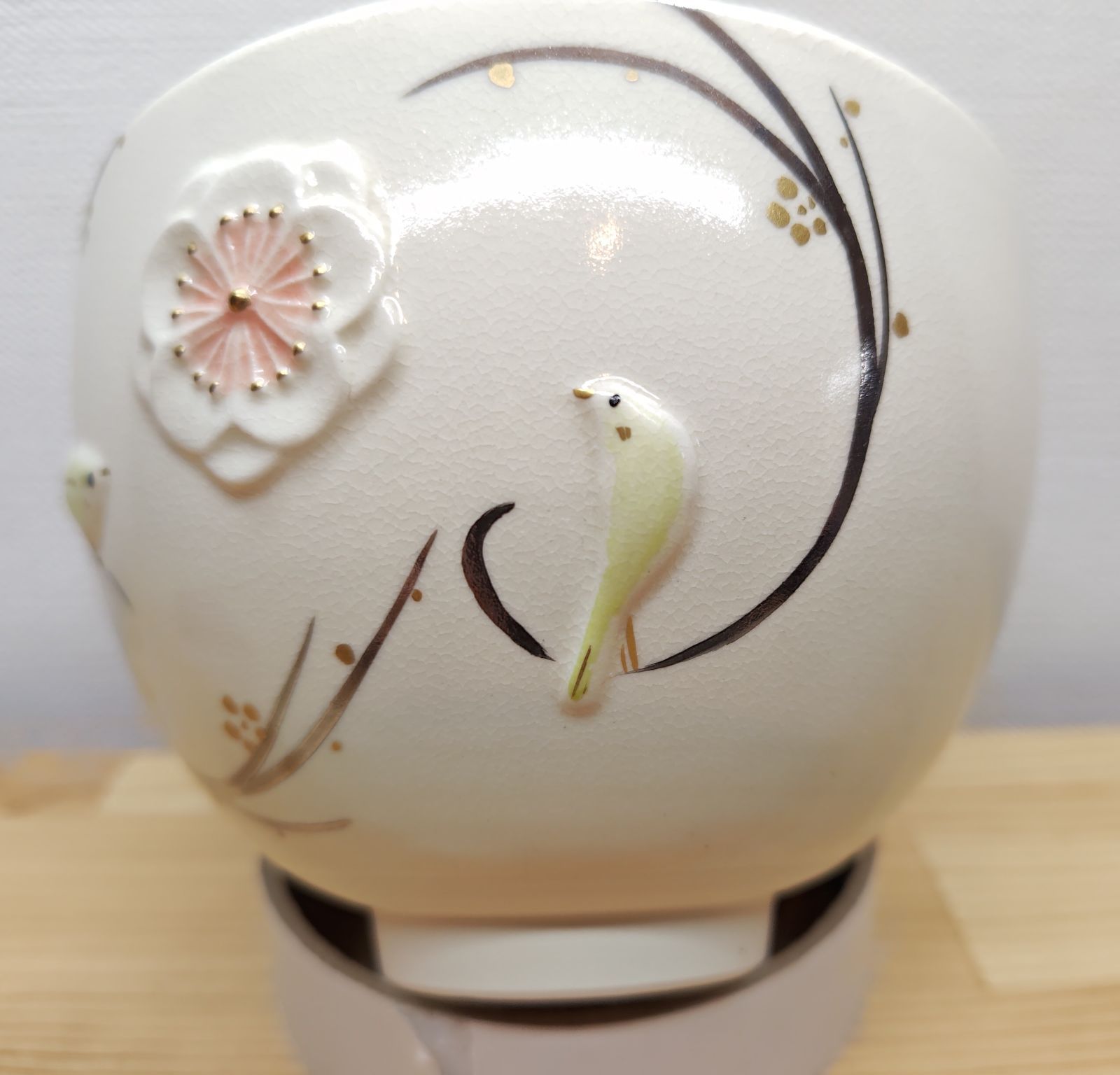 逢絢亭・新品】茶道具 茶碗 京焼 浮彫 梅に鶯の絵 今岡三四郎 共箱入り