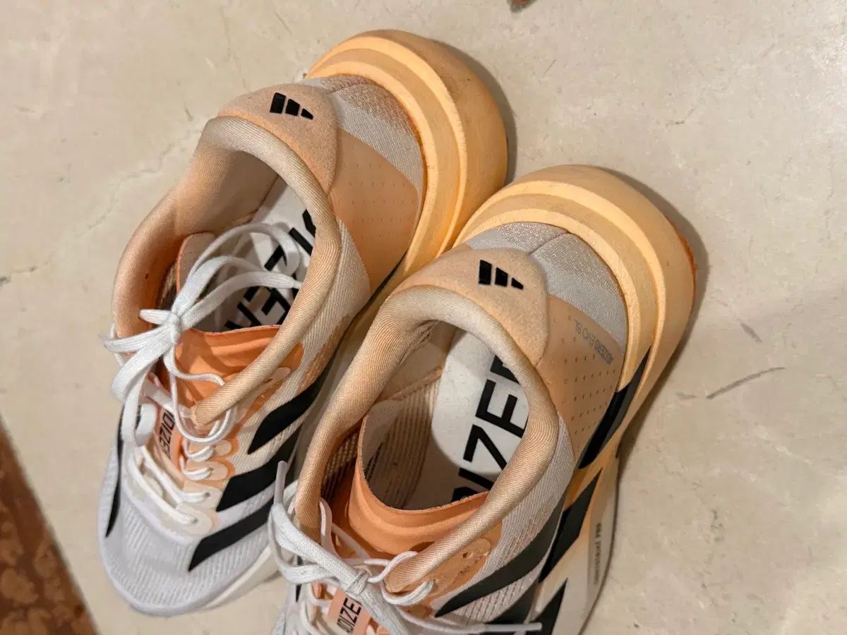  アディダス アディゼロ スニーカー 白 オレンジ 235 スニーカー 靴