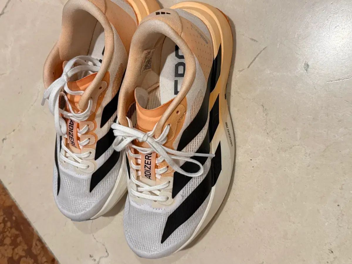 アディダス アディゼロ スニーカー 白 オレンジ 235