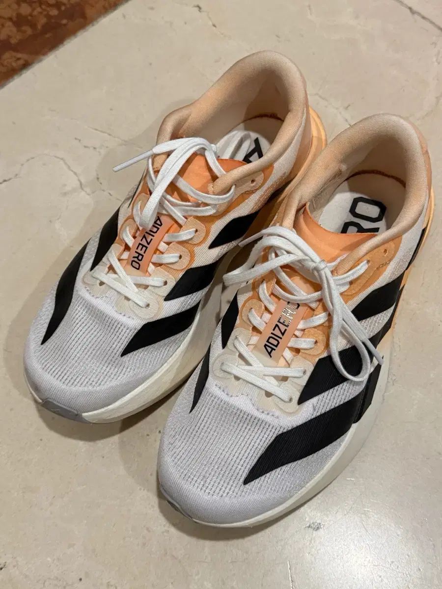 アディダス アディゼロ スニーカー 白 オレンジ 235