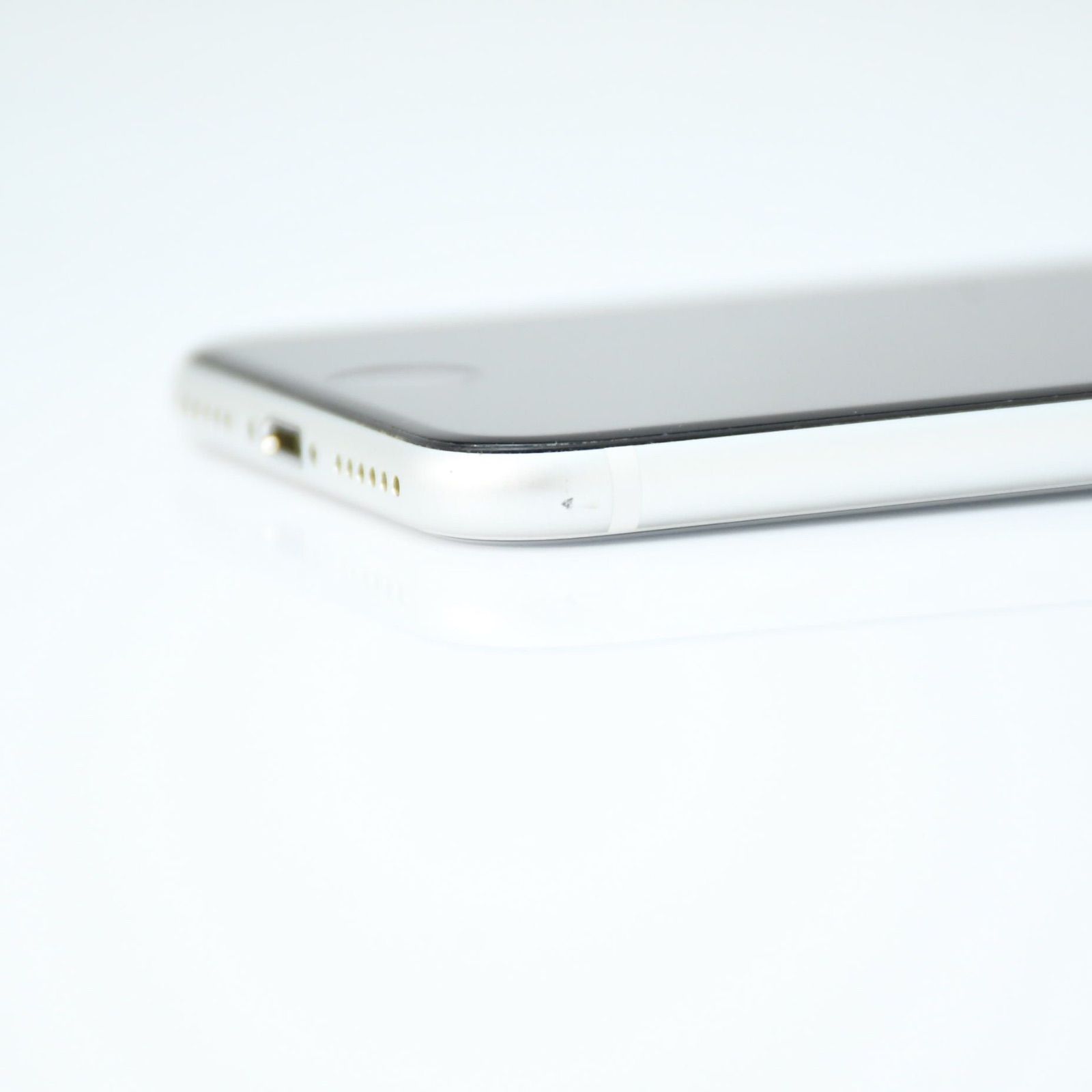 液晶美品＊純正バッテリー最大容量84％】SIMフリーiPhone SE 第2世代