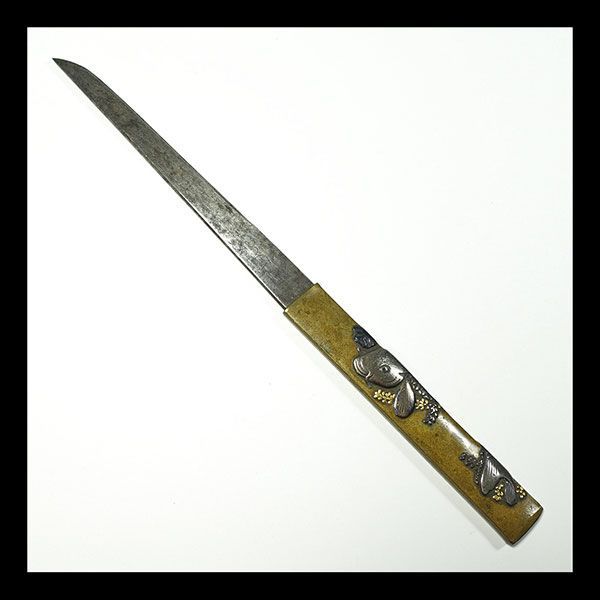 ☆在銘 黄銅地藻鯉図小柄 作州住中川勝次十四歳作 高肉彫 毛彫 色絵