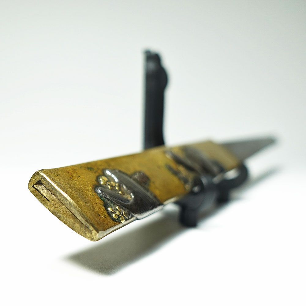 ☆在銘 黄銅地藻鯉図小柄 作州住中川勝次十四歳作 高肉彫 毛彫 色絵