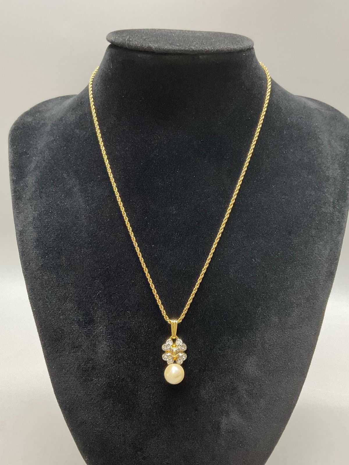 SN 697 Courreges クレージュ パール-フラワー ゴールドカラー ネックレス 首周り38 cm アクセサリー ペンダント フラワー ラインストーン アンティーク