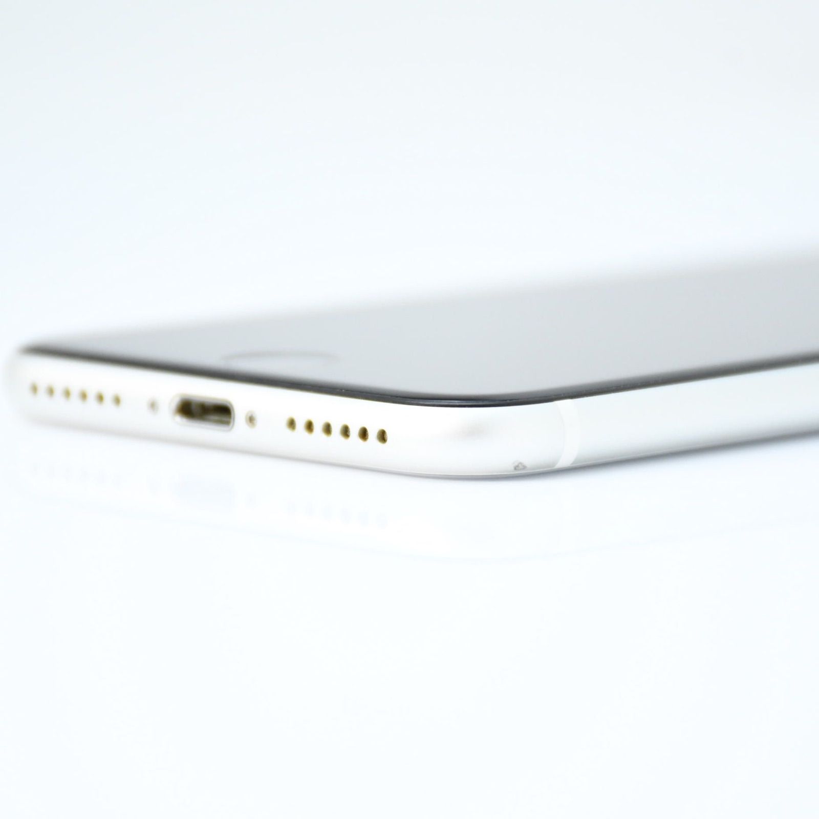 iPhone SE バッテリー82% SIMフリー 液晶美品＊純正バッテリー最大容量82％】SIMフリーiPhone SE 第2世代