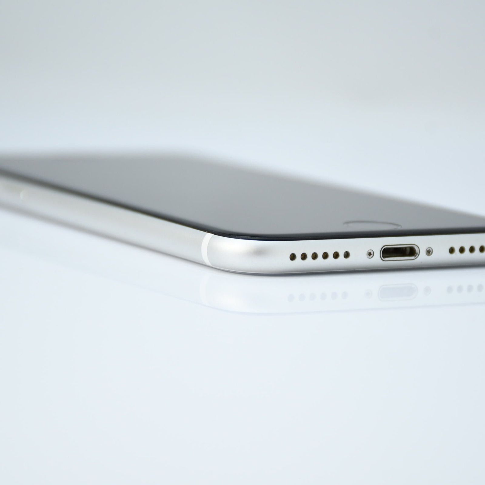 iPhone SE (第2世代) 128GB ホワイト バッテリー最大容量81% iPhone SE (第2世代) 128GB ホワイト バッテリー最大容量81% - メルカリ