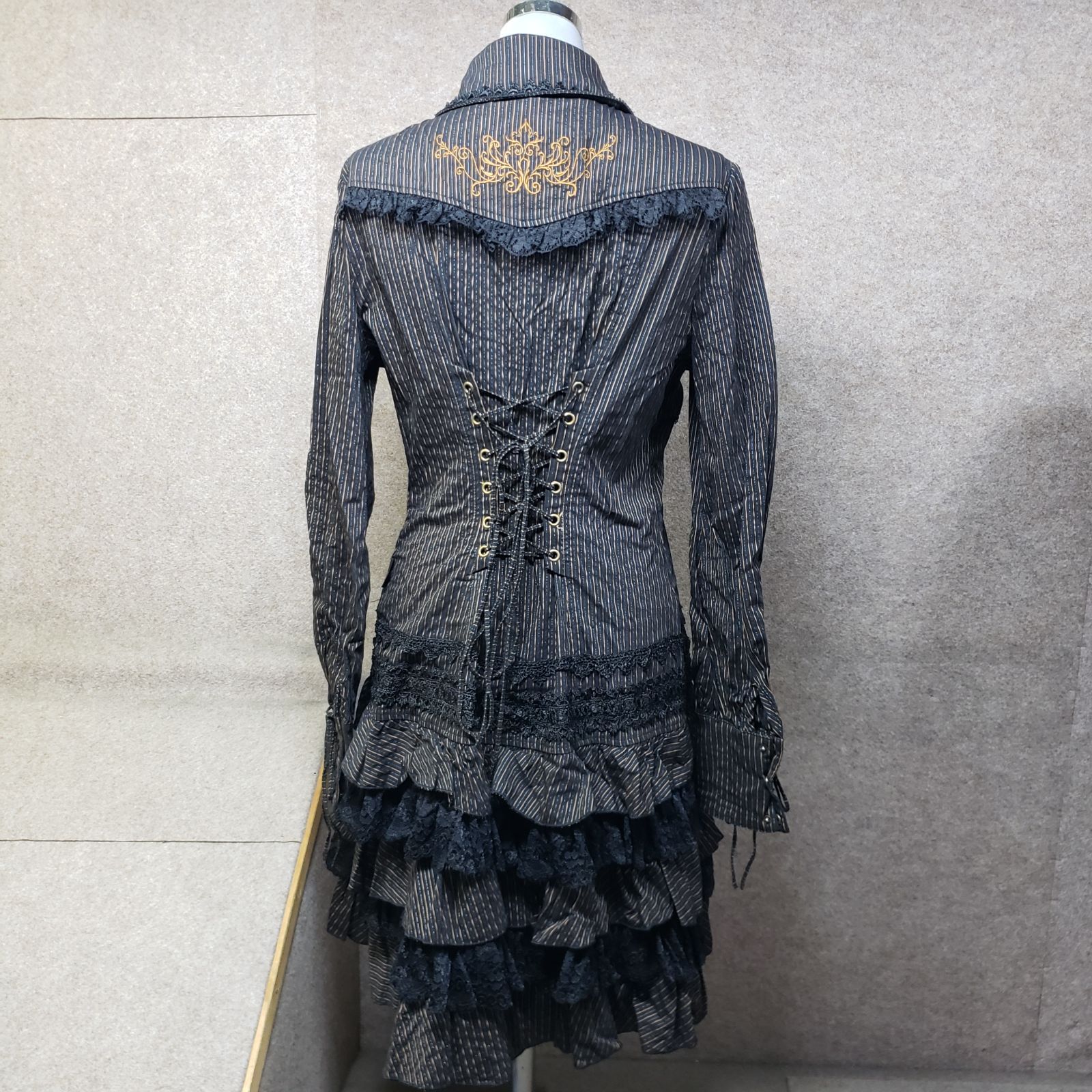 オッズクローチェ シャツ ワンピース レースアップ フリルデザイン ストライプ柄 ブラック×ブラウン系 u 7171 s