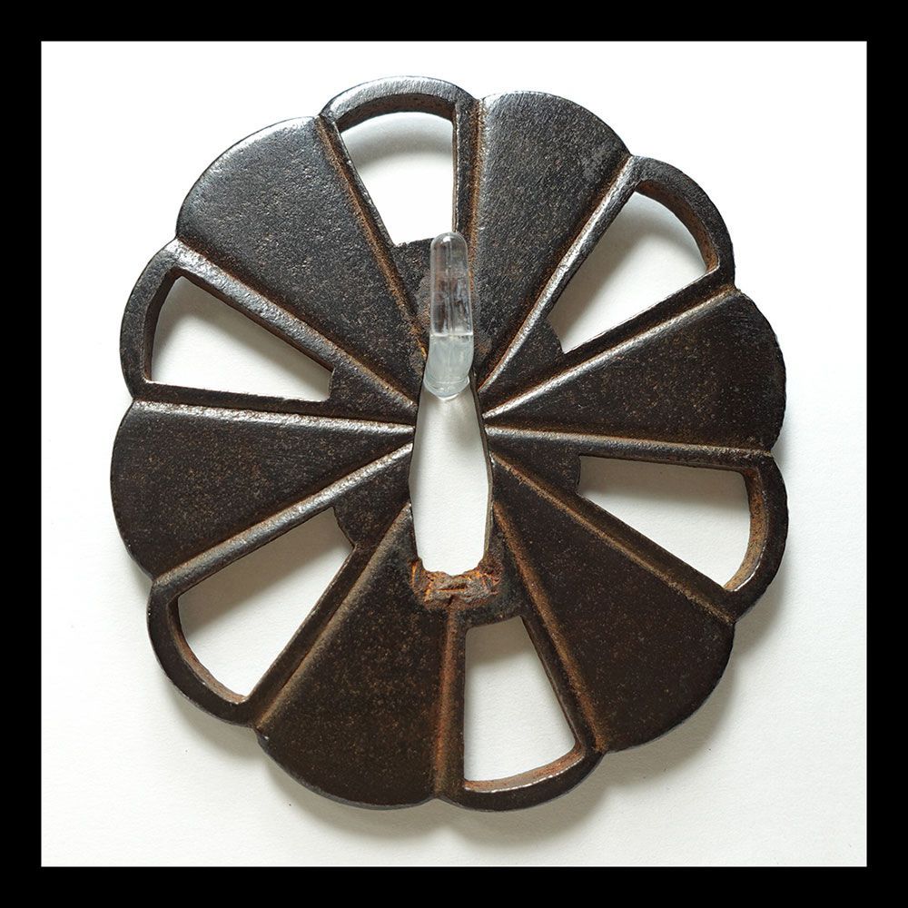 鐔 鉄地 十二木瓜形 放射透かし 鍔 日本刀 拵 パーツ コレクター 鉄地十二木瓜形放射文透鐔 無銘 無櫃孔 角耳 時代本歌 刀装具 外装 鐔55 SDA