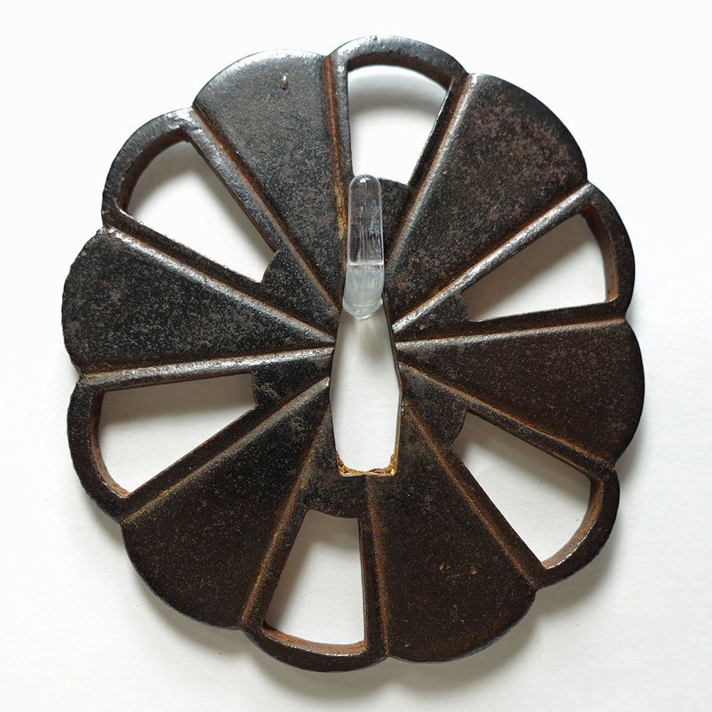 鐔 鉄地 十二木瓜形 放射透かし 鍔 日本刀 拵 パーツ コレクター 鉄地十二木瓜形放射文透鐔 無銘 無櫃孔 角耳 時代本歌 刀装具 外装 鐔55 SDA