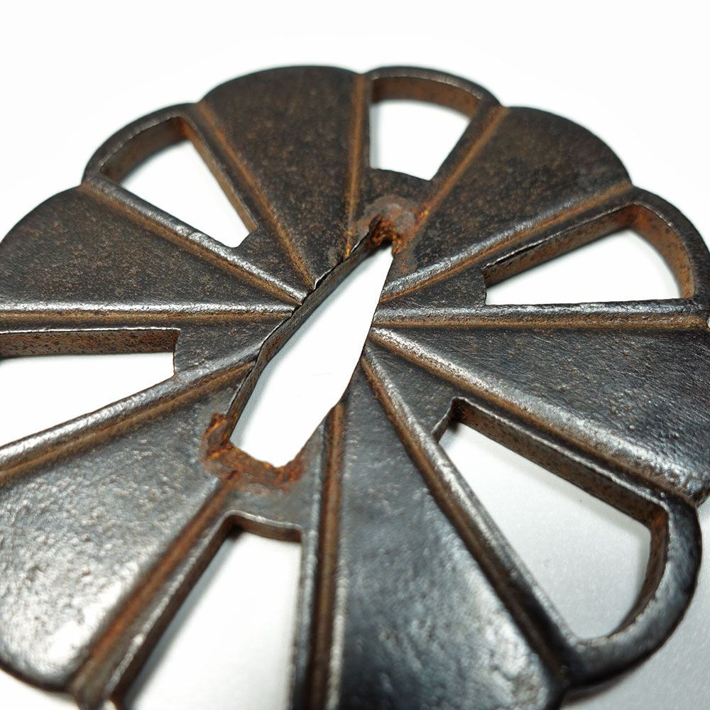 ☆鐔 鉄地 十二木瓜形 放射透かし 鍔 日本刀 拵 パーツ コレクター 鉄