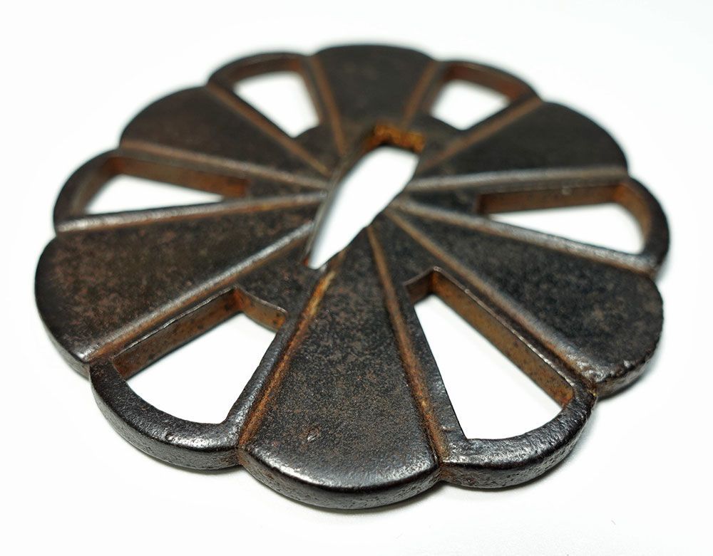 刀装具 鐔 鍔 無銘 鉄地 花菱図 木瓜形鐔 時代物 45□無銘