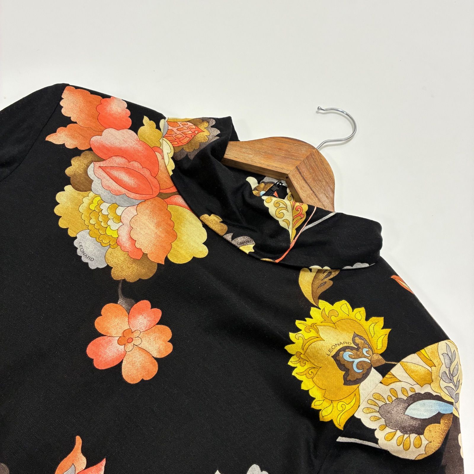 ◾︎極美品◾︎ レオナール 花柄 タートルネック 総柄 マルチカラー 42 LEORARD レオナール☆ハイネックチュニックニットワンピース L シルク