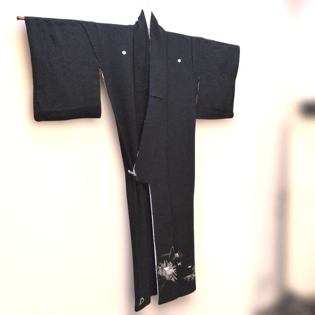BR13.正絹黒留袖 五重塔刺繍入り 長袖 着物 比翼仕立て五つ紋 - メルカリ