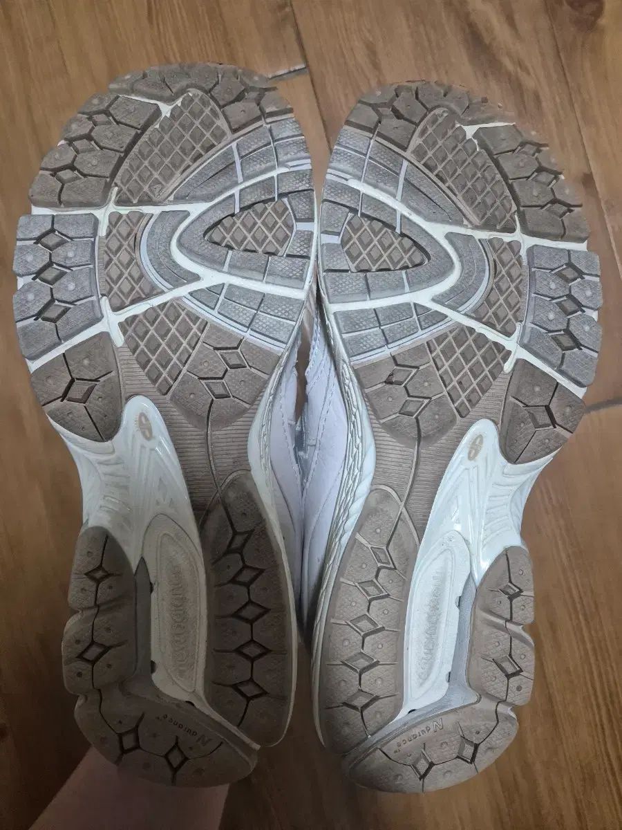 ニュー ンス 2002 R アイボリー スニーカー