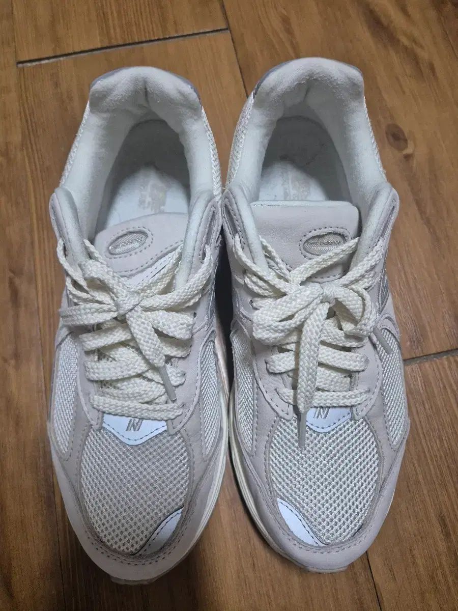 ニュー ンス 2002 R アイボリー スニーカー