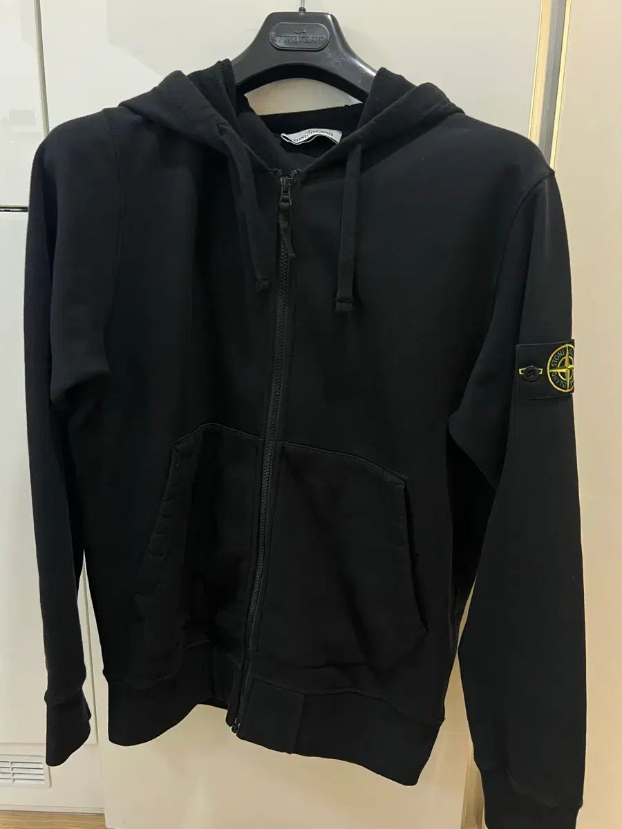 23 fw STONE ISLAND ストーンアイランド フーディー ジップアップ ブラック L ほぼ