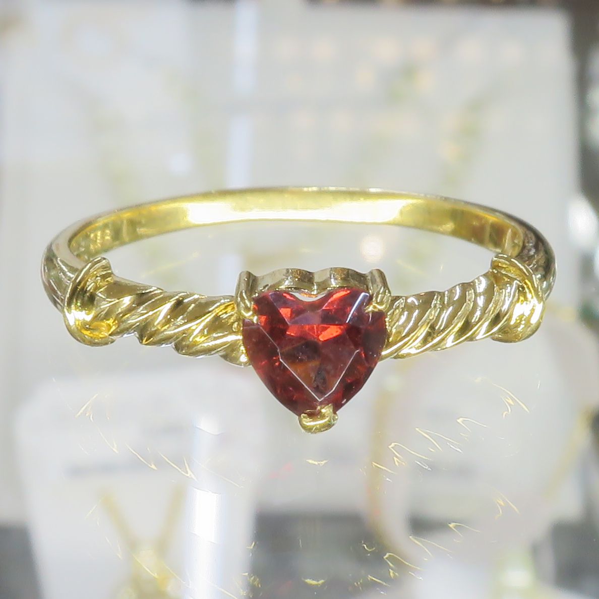 K 18 1.30 g 8.5号 イエローゴールド ゴールド 装身具 指輪 アクセサリー 石付き 石種不明 ハートシェイプ