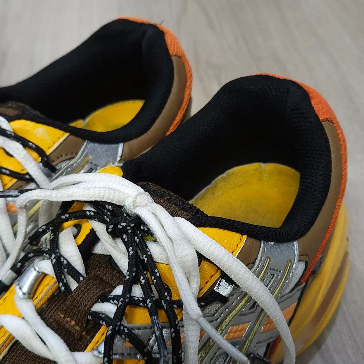  275 アシックス アンダースンベル ゲル 1090 白|オレンジ スニーカー 靴