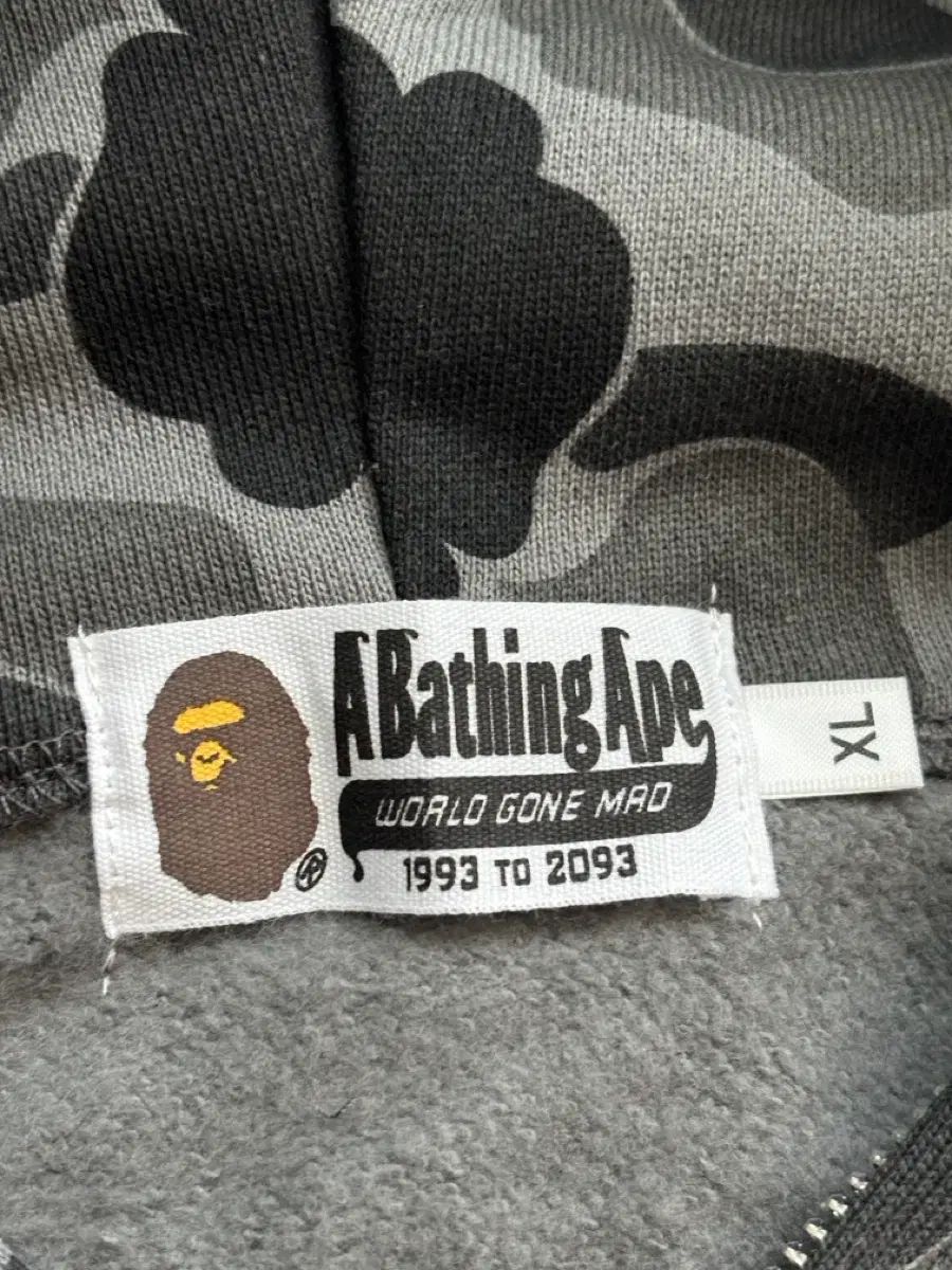 シャークフーデッドジップアップ