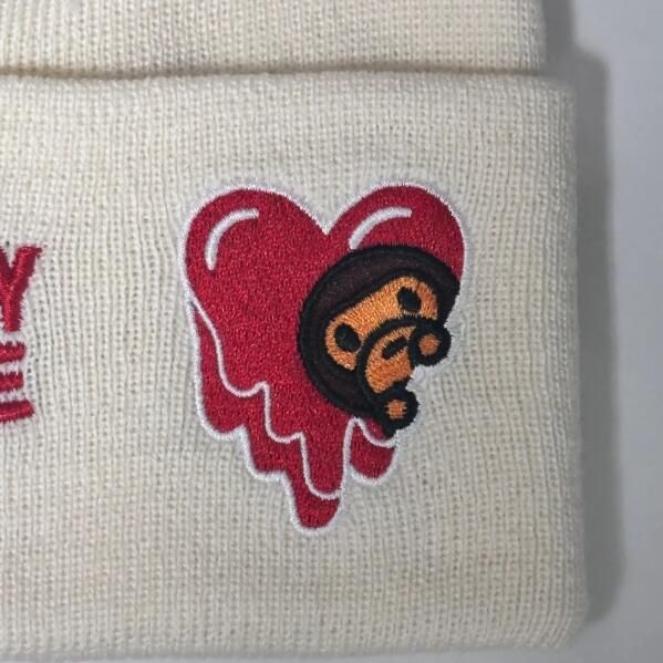 参考上代13200円 未使用 A BATHING APE  × EMOTIONALLY UNAVAILABL 25SS EU MILO BEENIE ビーニー ニット帽 ニットキャップ コラボ アベイシングエイプ  × エモーショナリー アンアベイラブル EU-HR8-0000-C34 アイボリー O/S （96165A） 参考上代13200円 未使用 A BATHING APE ×EMOTIONALLY UNAVAILABL 25SS
