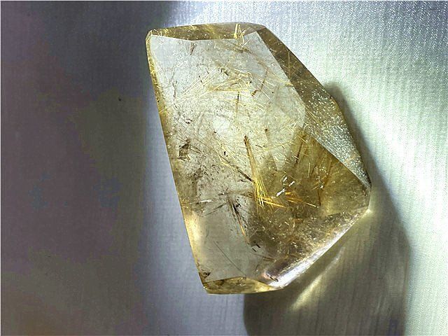 ストア AAA級天然ゴールドルチルクォーツ原石YT7P3/400P07D