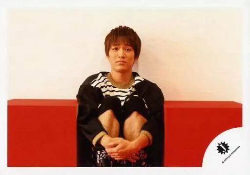 中古】生写真(ジャニーズ) 7WEST/神山智洋/横浜・全身・座り・衣装白黒