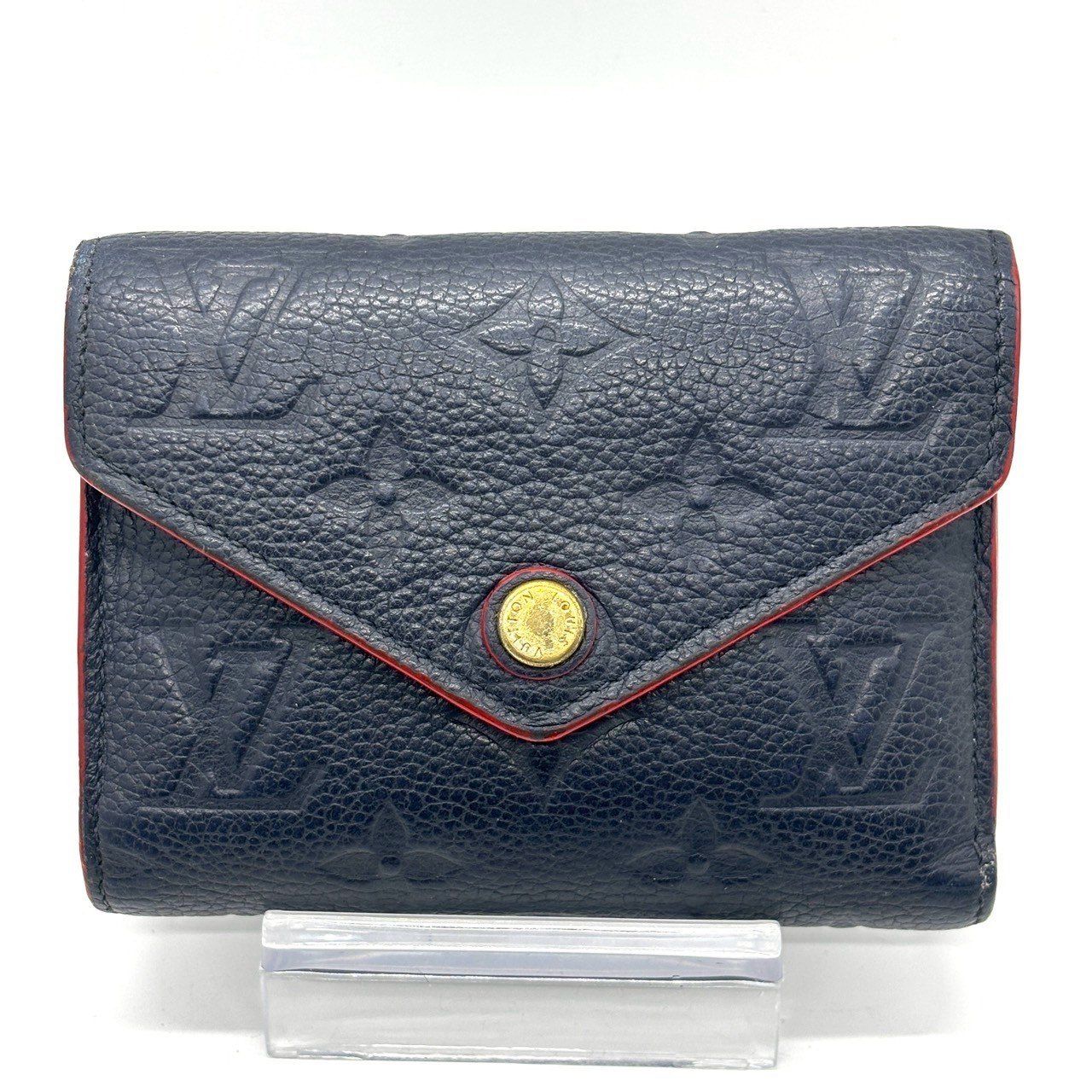 深みネイビーに、赤が効く】 LOUIS VUITTON ポルトフォイユ・ゾエ