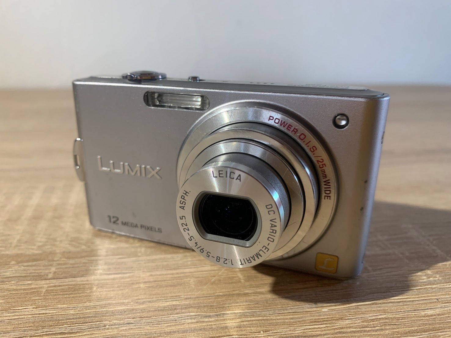 Panasonic DMC-FX60 デジタルカメラ シルバー 動作確認済み Panasonic