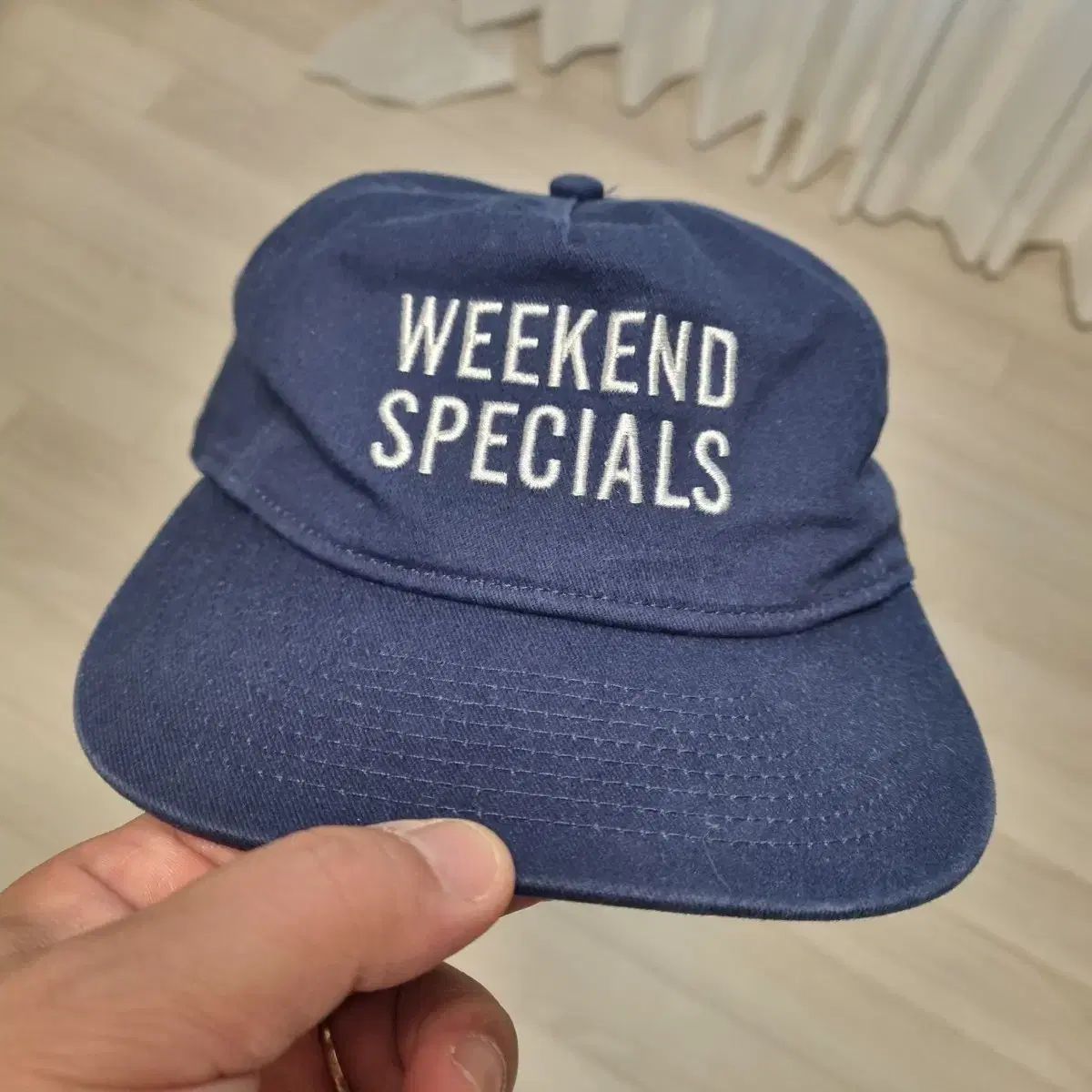 アーバンアウトフィッターズ スナップバック ネイビー