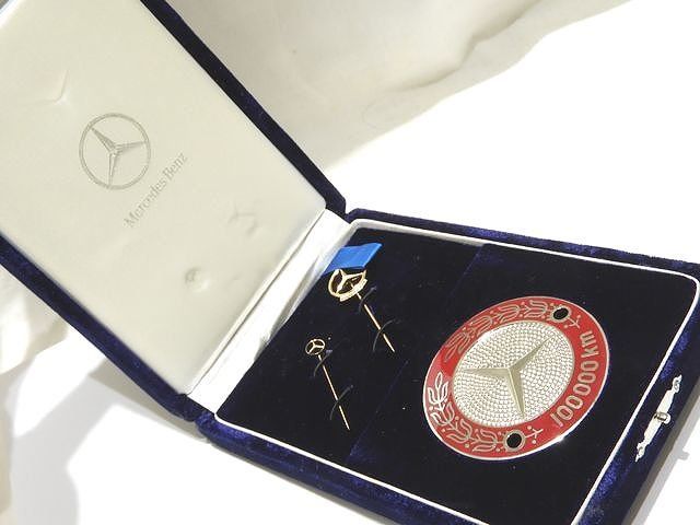 ♥品 メルセデス ベンツ 10万キロ達成記念 エンブレム 旧タイプ グリルバッジ ピン 100000 km 表彰 Mercedes Benz レッド 7 L