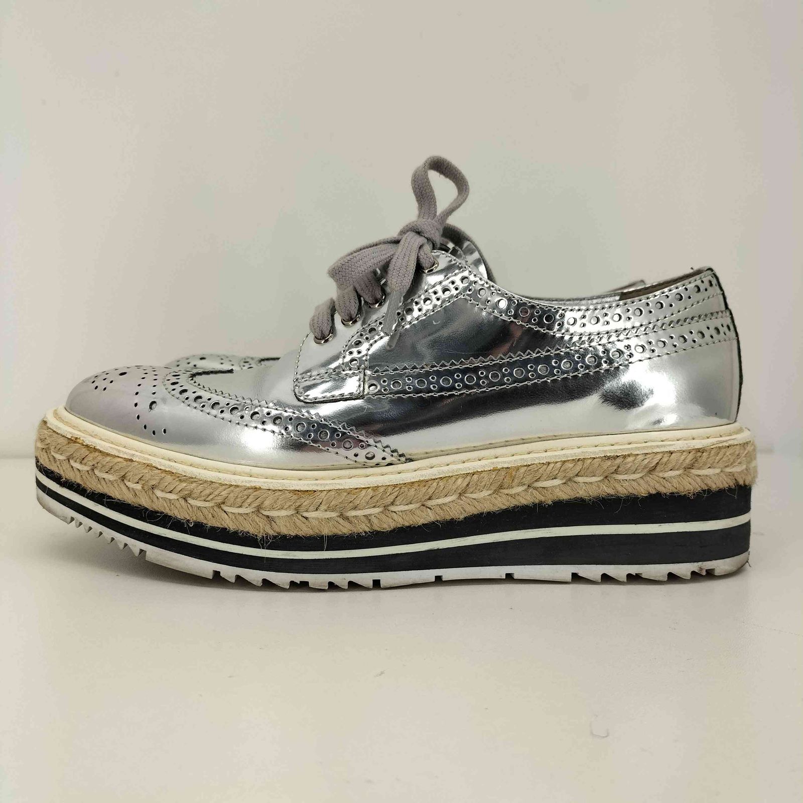 【使用感有】PRADA プラダ 革靴 ウィングチップ　スニーカー シルバー 35 プラダ PRADA シルバー メタリック ウイングチップ シューズ