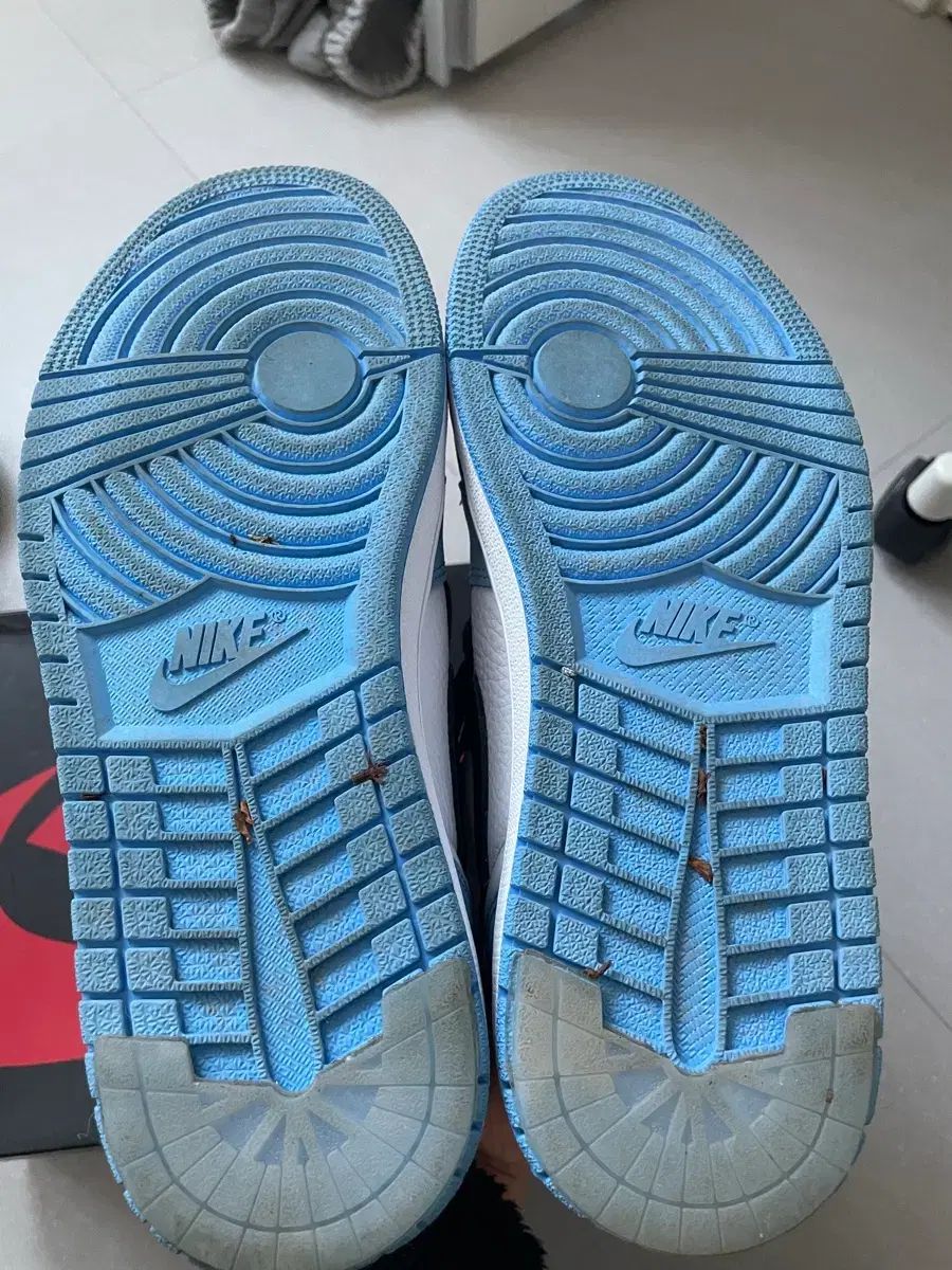 ジョーダン1 ユニバーシティブルー