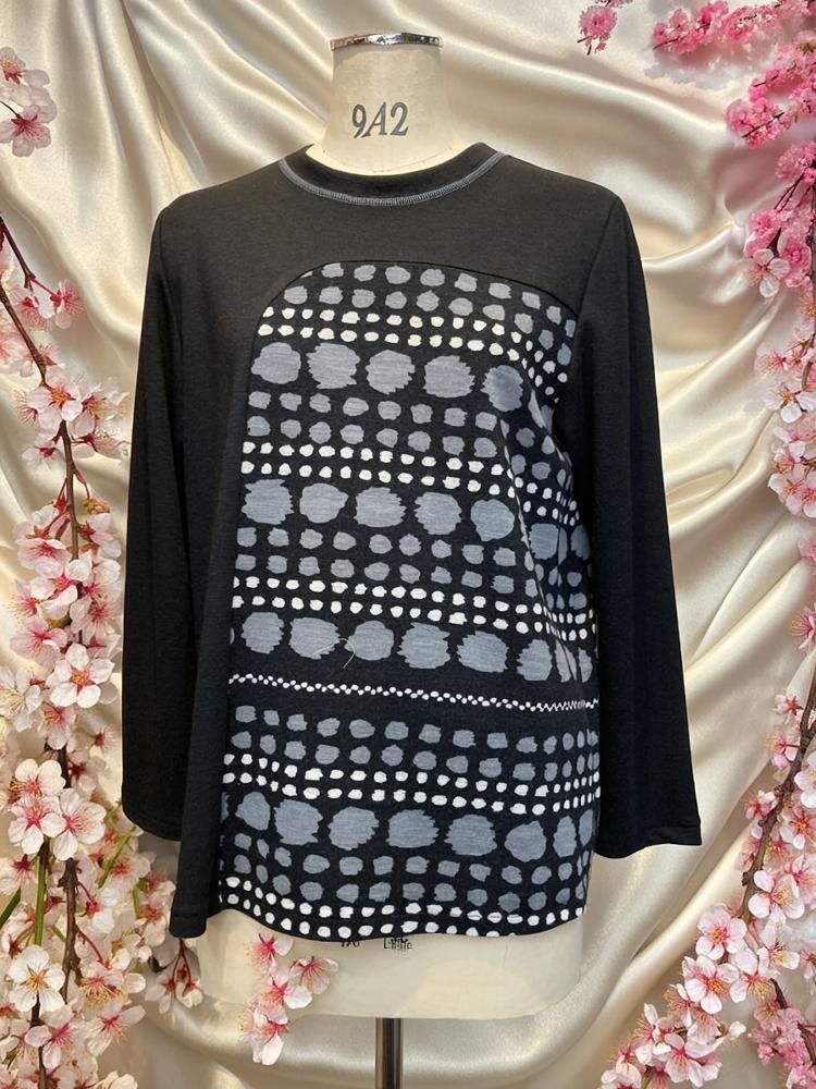 日本製 レディースフアッション ミセス ゆったり チュニック トップス プルオーバー カットソー 長袖 落ち感がよく ややＡラインでゆったりめのシルエットでグレーとアイボリーのどドット柄が前後にあります 19 580円 17 800円 の商品