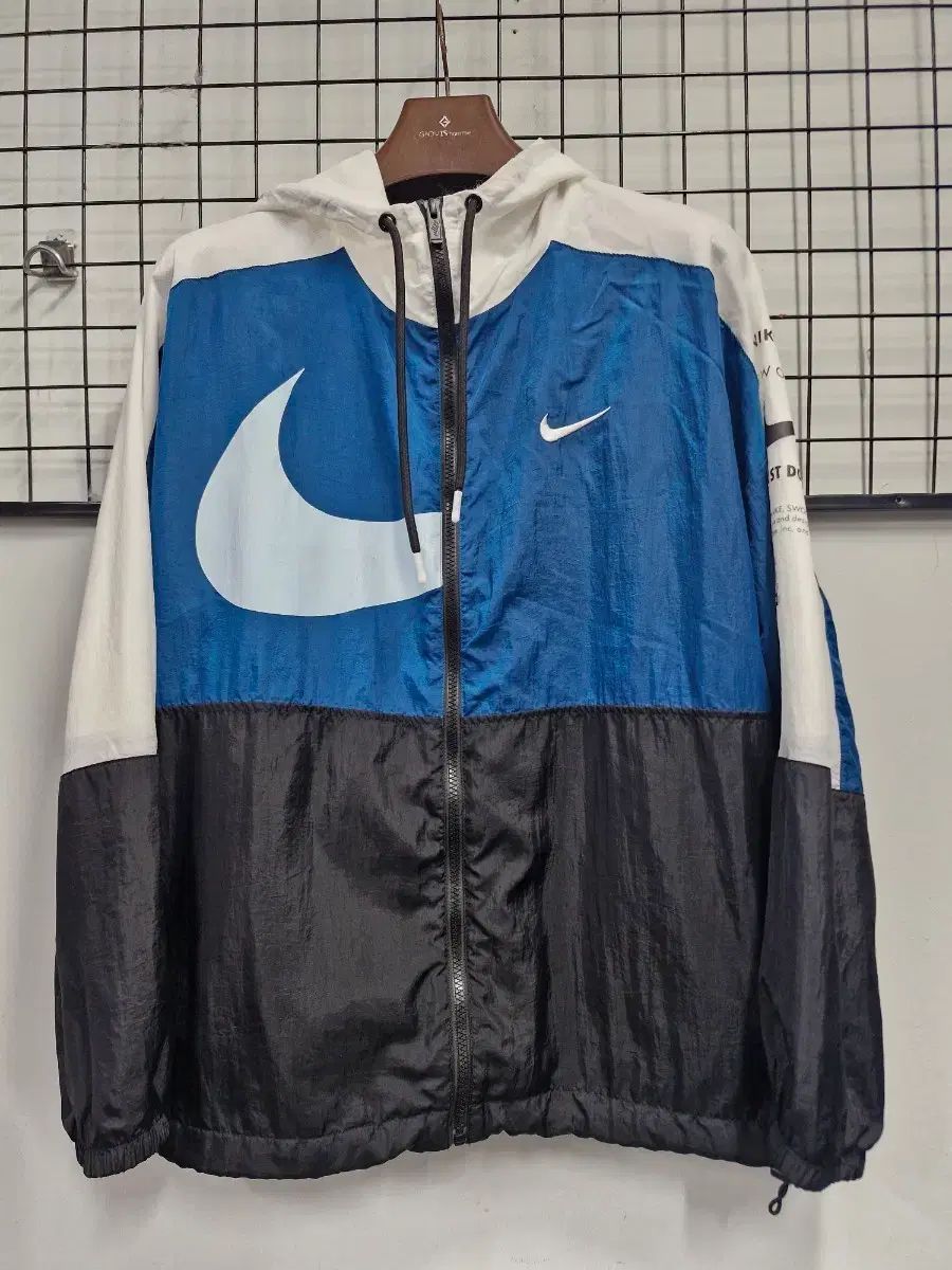 100 L NIKE スウッシュ ウィンドブレーカー ジャケット