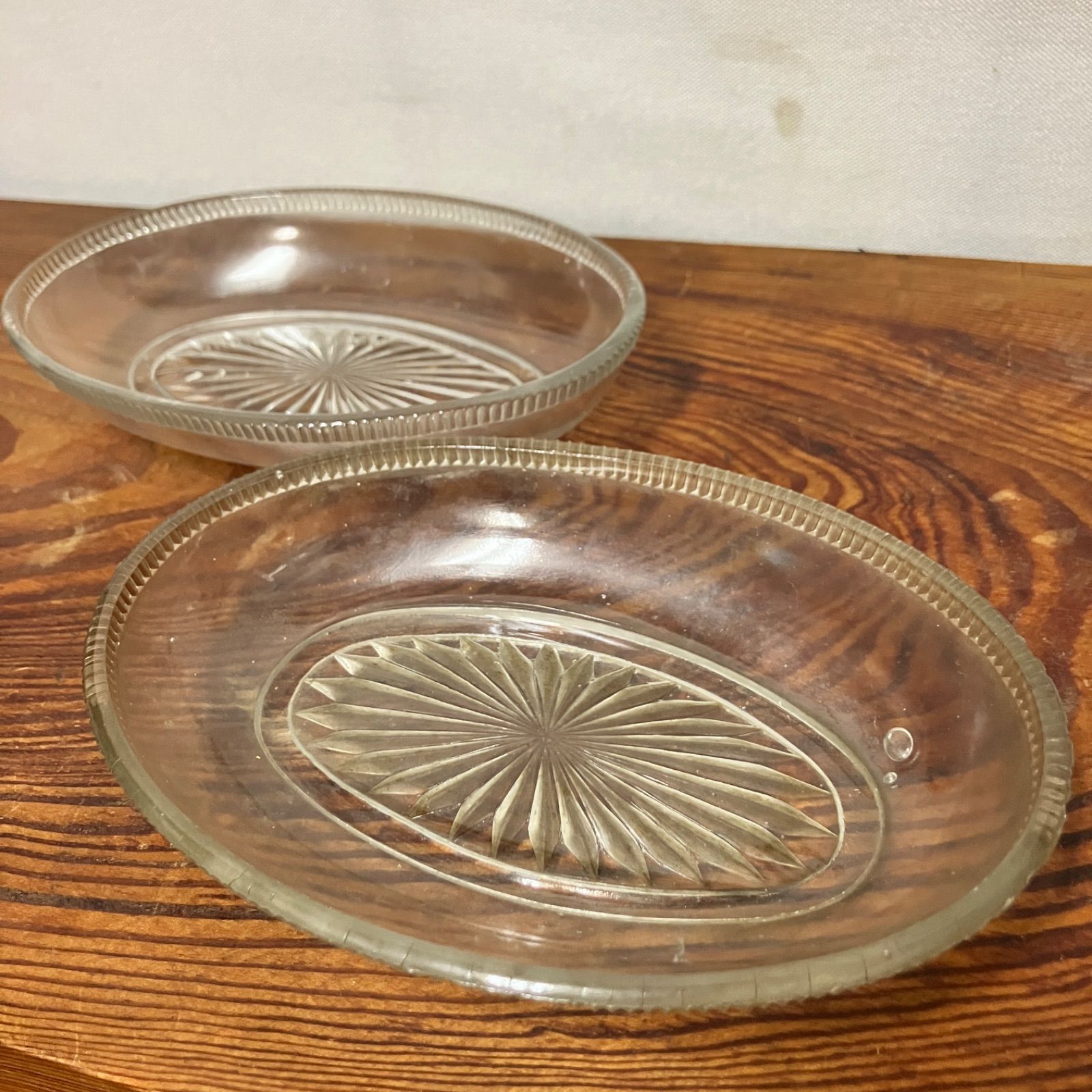 UVで蛍光】ウランガラスと思われる レトロプレスガラス 小皿 2枚セット