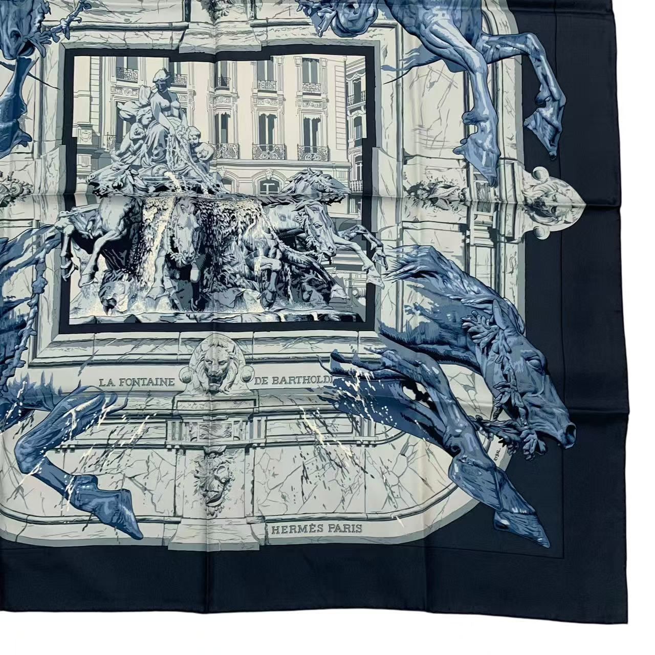 【極美品】HERMES　カレ90 ～バルトルディの泉～ グレイッシュブルー 極美品 HERMES エルメス スカーフ シルク カレ90 バルトルディの泉