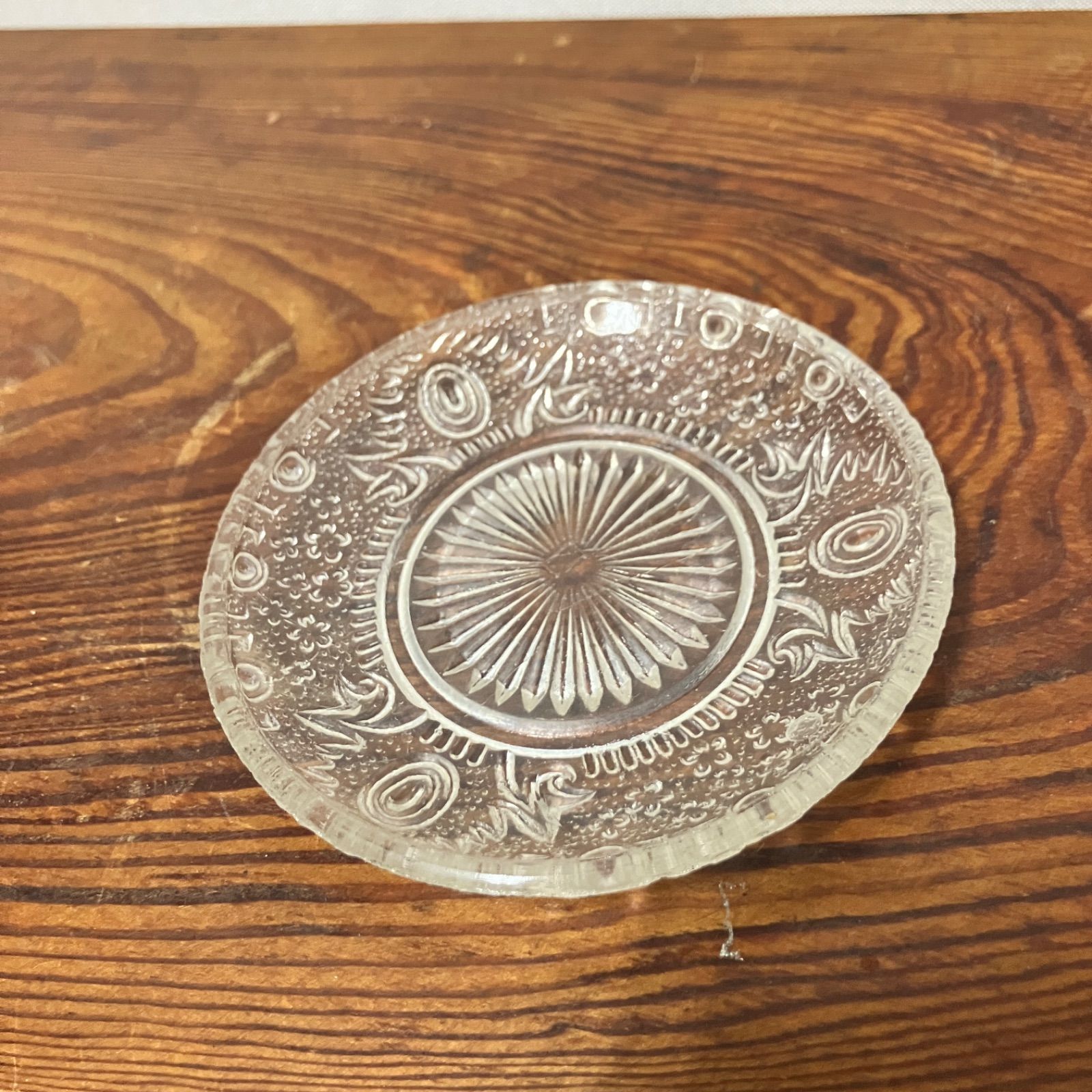 アンティークのプレスガラス製 明治〜昭和ガラスの小皿5枚セット　ウランガラス アンティークのプレスガラス製 明治〜昭和ガラスの小皿5枚セット