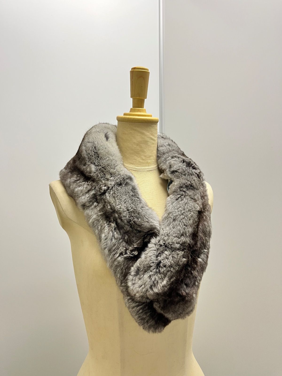 チンチラファーマフラー　ショール　ストール チンチラショール マフラー 毛皮 リアルファー C26011038 - メルカリ