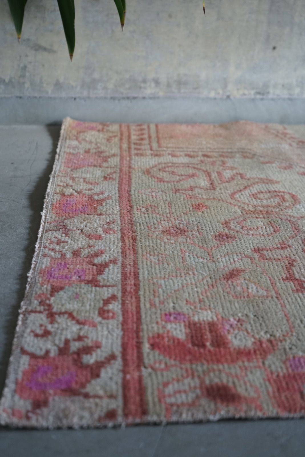 トルコヴィンテージラグ 213×117 レア ジオメタリック レトロピンク