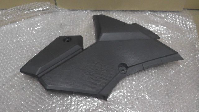 Vストローム250　LC6DS11A01102xxx　の　サイドカバー 右u003cbru003e:#1767752223