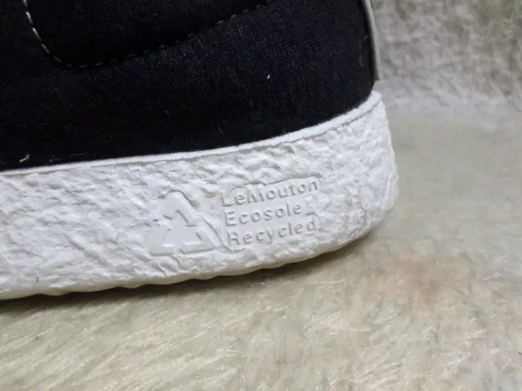 260 足が快適な ルムートン スニーカー 靴