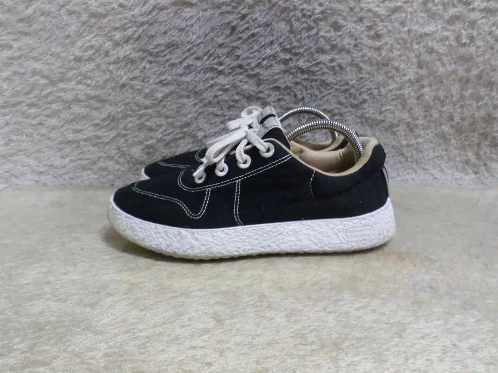 260 足が快適な ルムートン スニーカー 靴