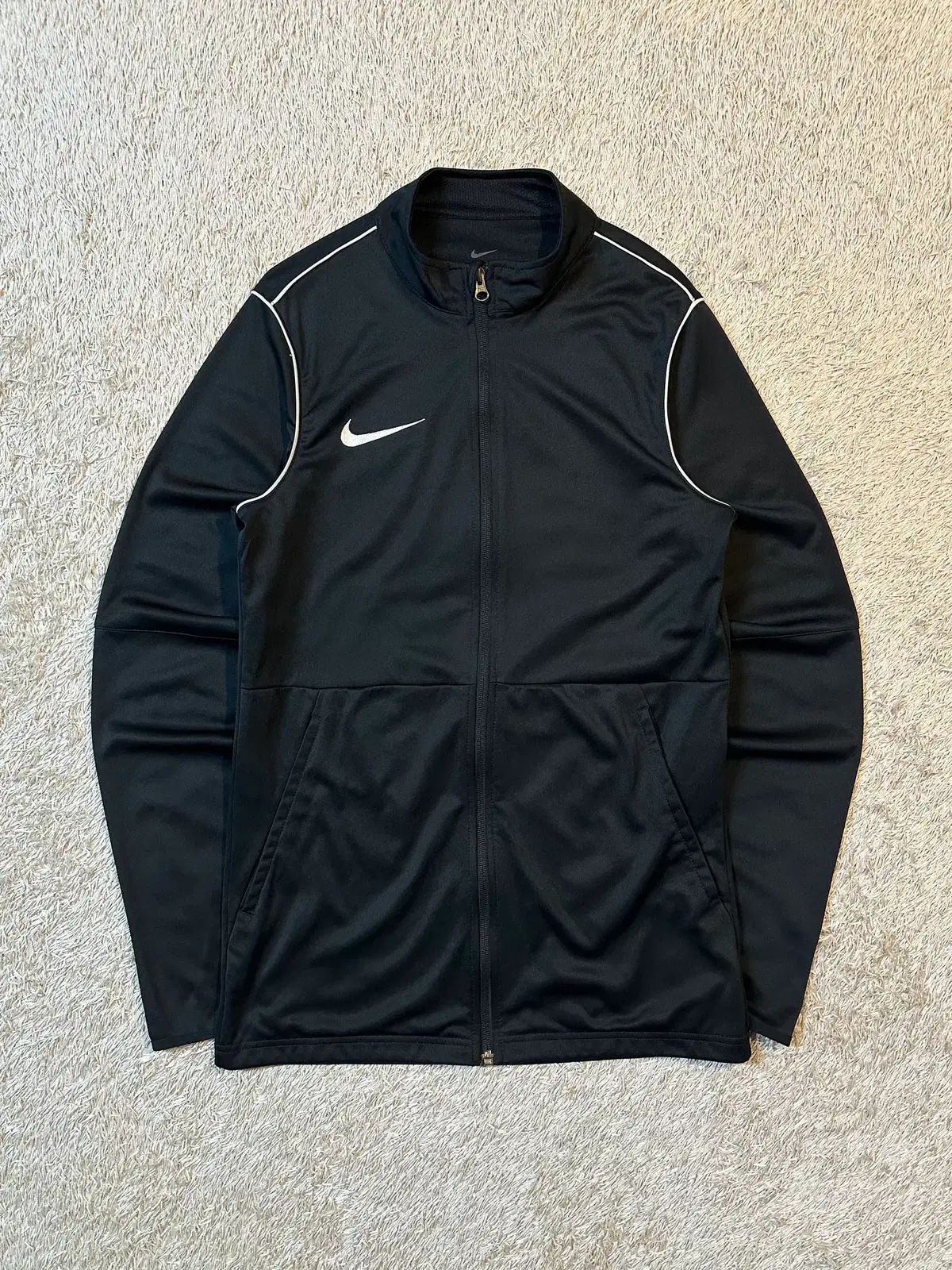 ウィメンズ S NIKE ドライフィット スウッシュ パイプライン トラックジャージ ブラック
