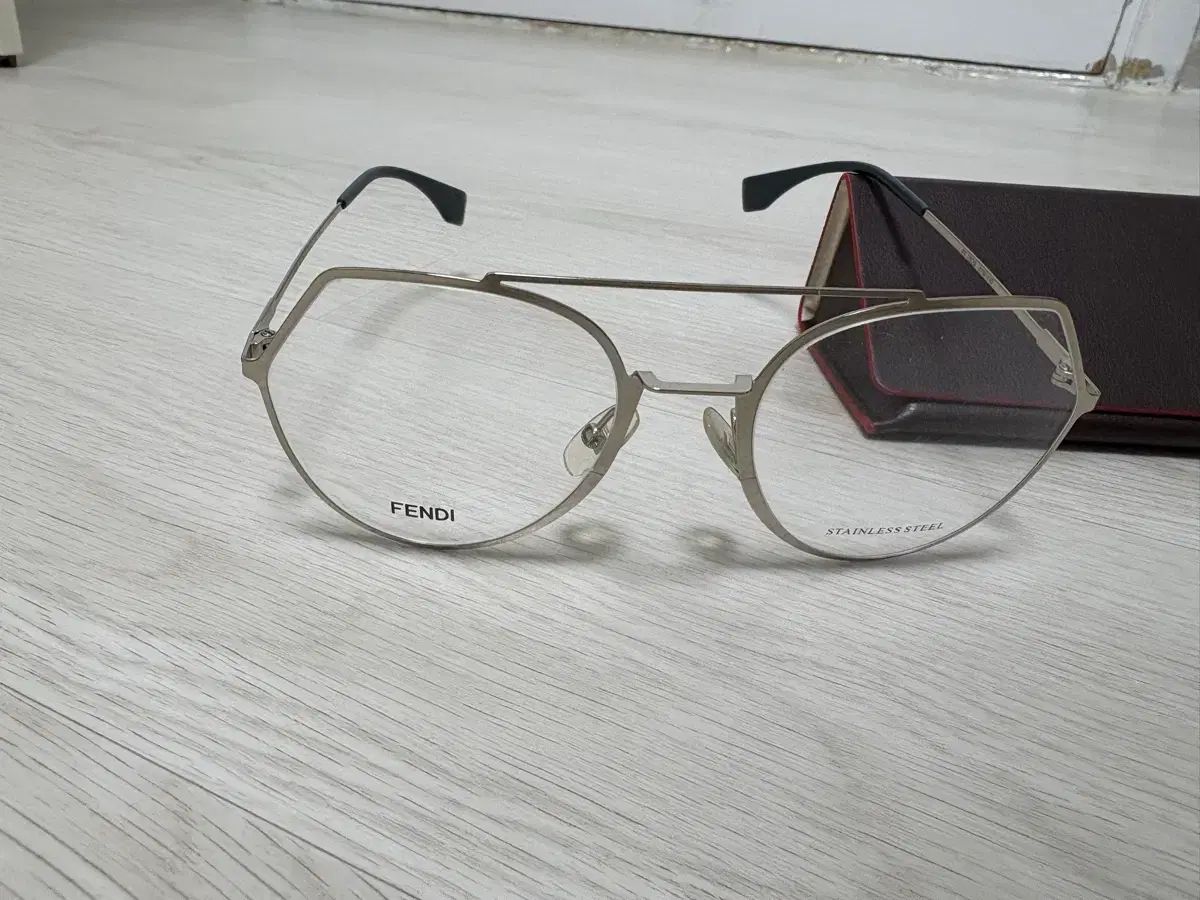 フェンディ FENDI メタル メガネです