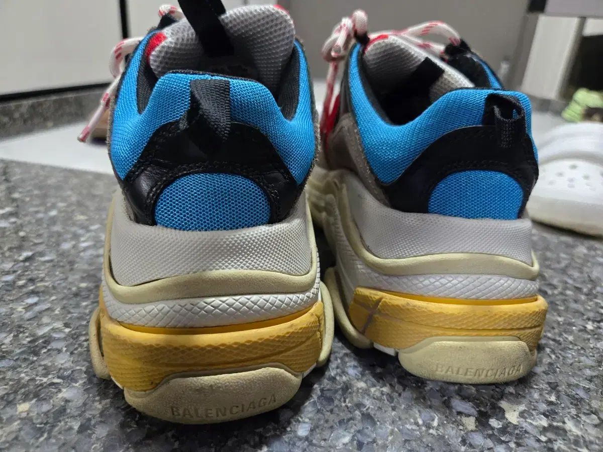 トリプルS スニーカー