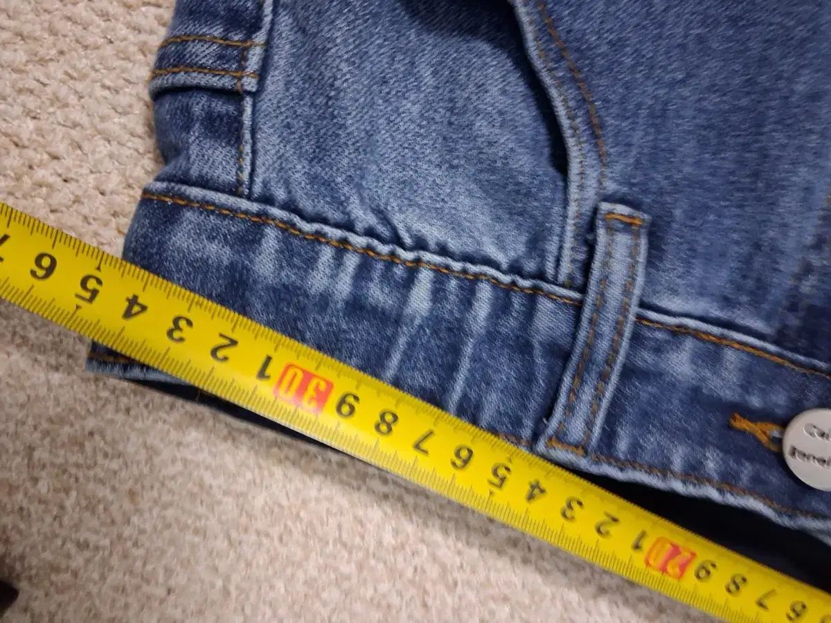 ストレートフィット デニムパンツ