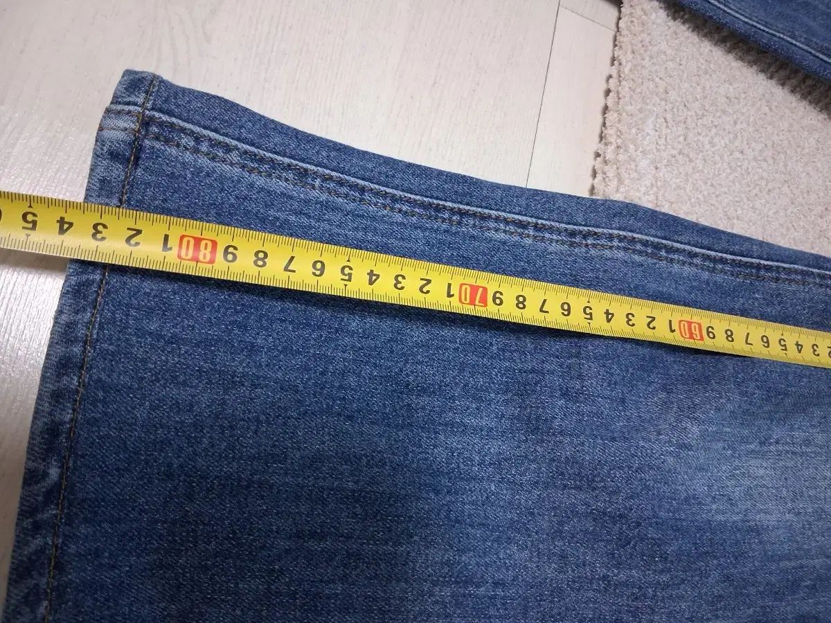 ストレートフィット デニムパンツ