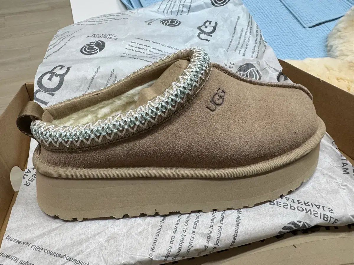 UGG アグ タズ フラットフォーム サンド 240